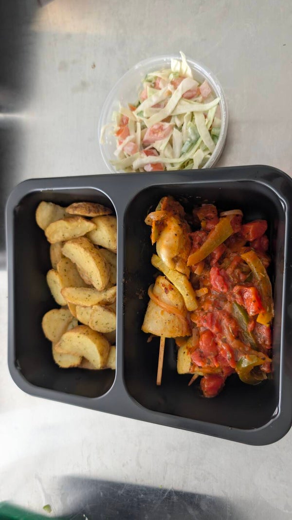 Kippenbrochette met provencaalse saus, wedges en slaatje