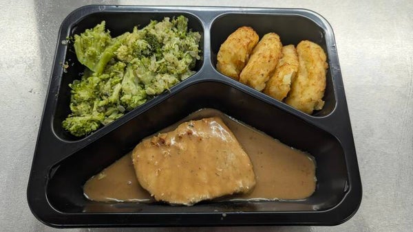 mignonette met mosterdsaus, broccoli en rosti aardappelen