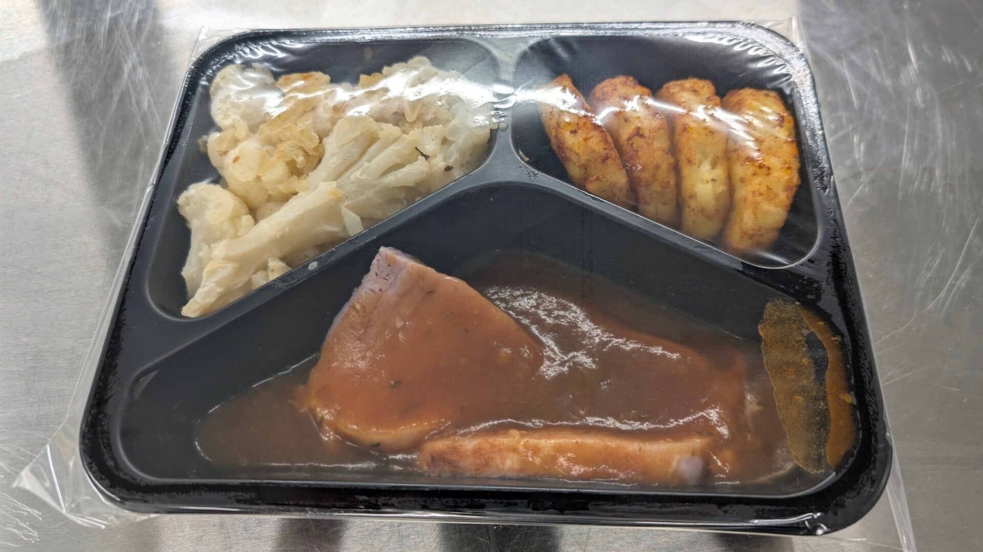 ardeensgebraad met pickelsaus, bloemkool en rosti aardappelen