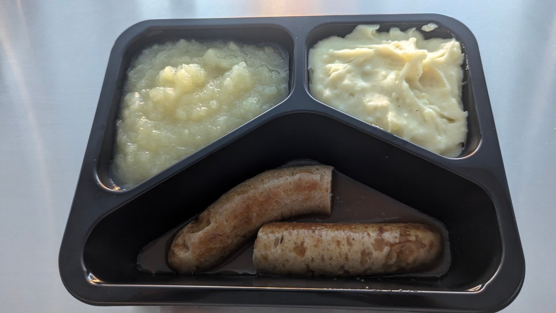 Worst met bruine saus, appelmoes en puree