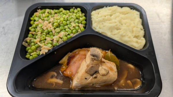 kippenorlof met champignonsaus, erwten en puree