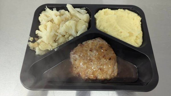 Hamburger met bruine saus,bloemkool en puree