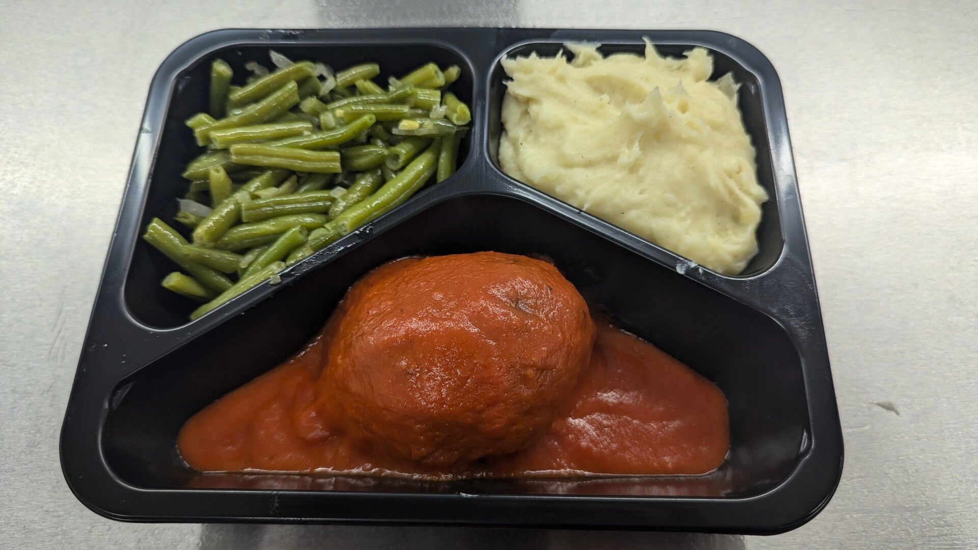 vogelnestje met tomatensaus, boontjes en puree