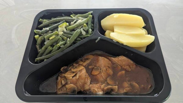 Varkenshaasje met champignonsaus, boontjes en natuur aardappelen