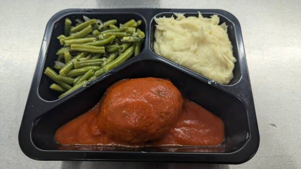 vogelnestje met tomatensaus, boontjes en puree
