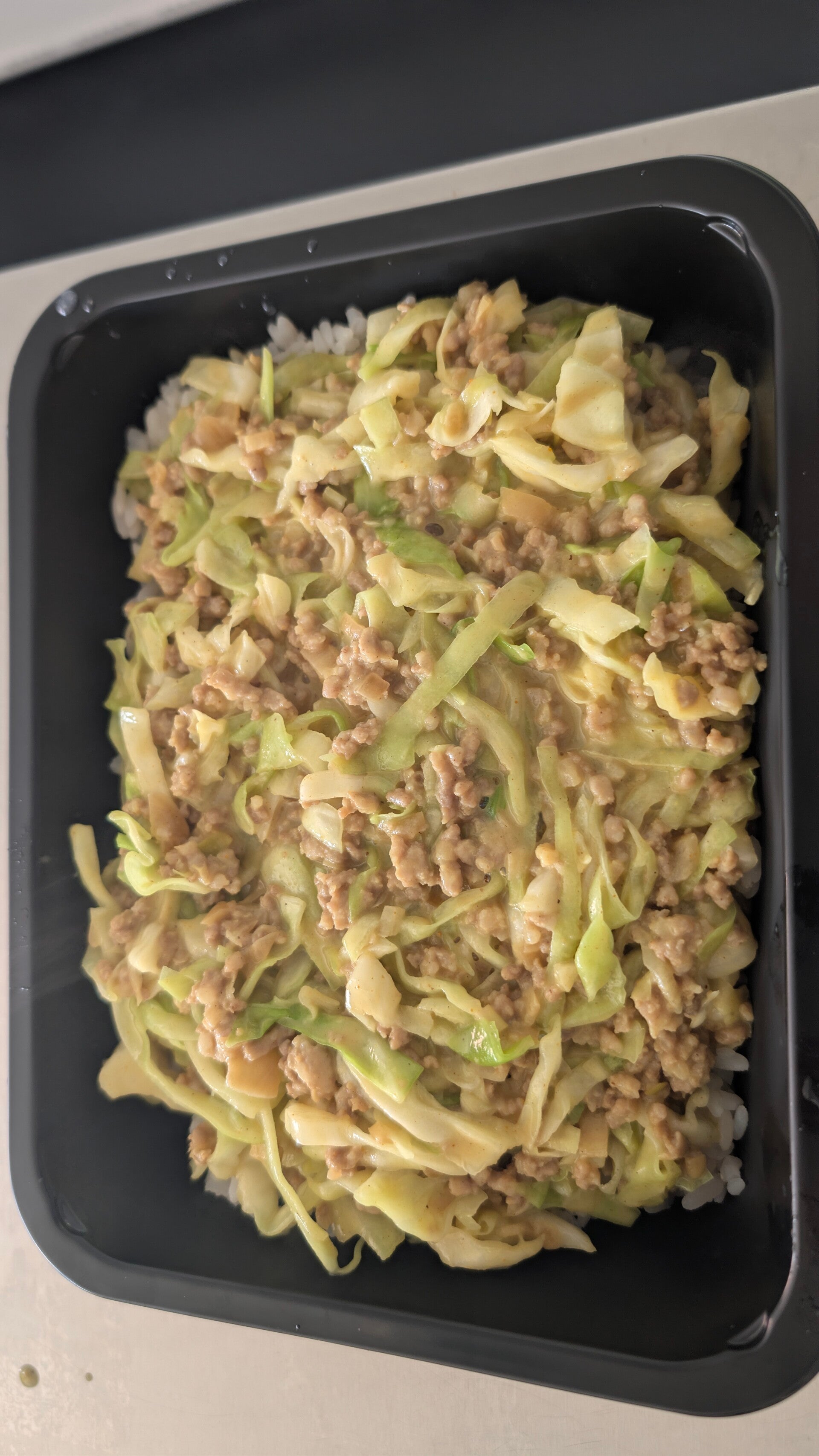 gehakt met spitskool en curry met kokosmelk, rijst