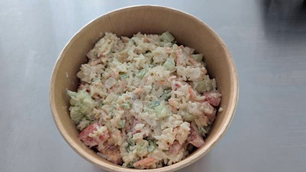 Rijstsalade met salami en groentjes