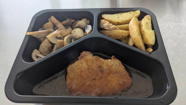 Varkenslapje met bruinesaus, champignons en wedges