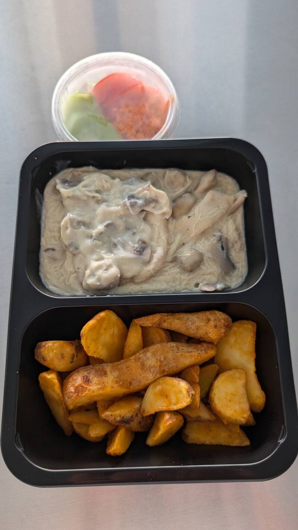 Vol au vent met gebakken aardappelen en sla