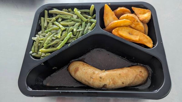 Witte pens met bruinesaus, boontjes en wedges