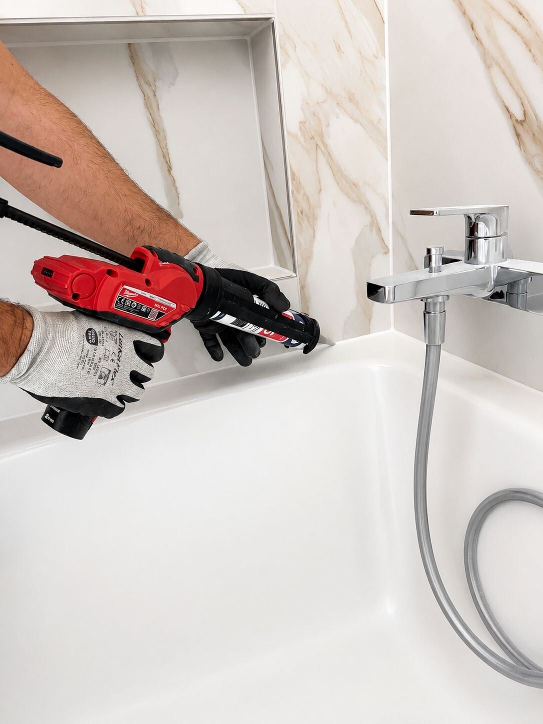 Silikon- und Fugenarbeiten im Badezimmer