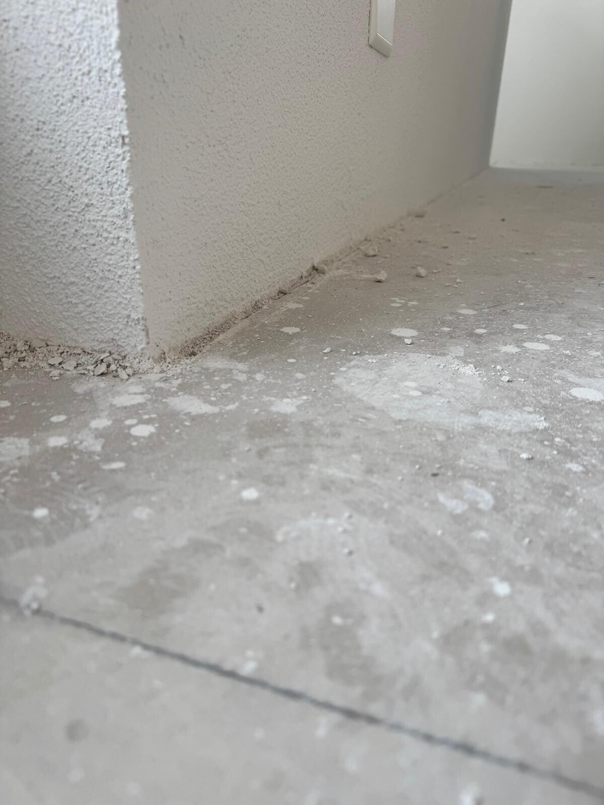 Modernes Badezimmer mit grossformatigen Fliesen und Natursteinoptik