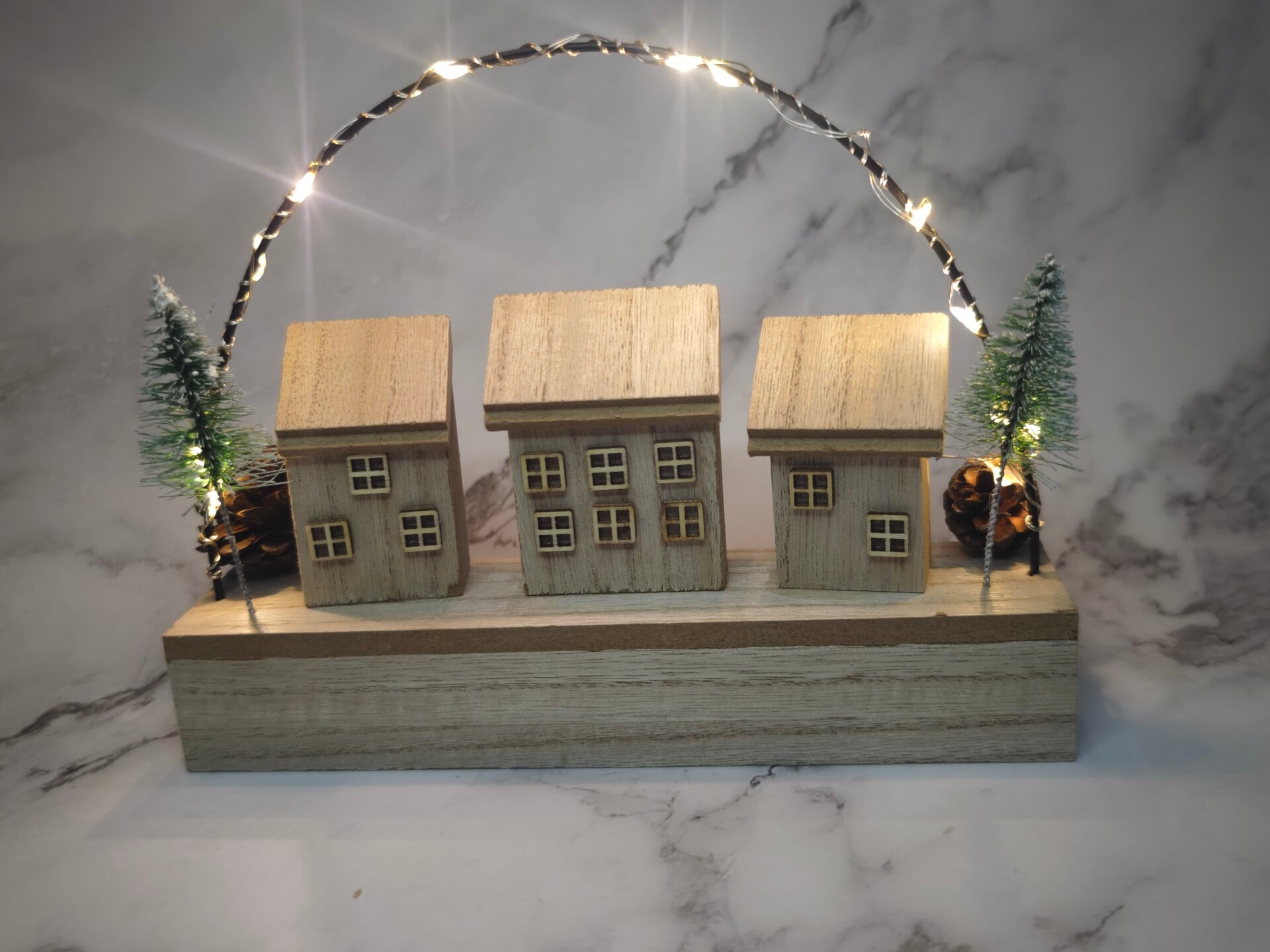 Häuser Reihe mit Lichtbogen