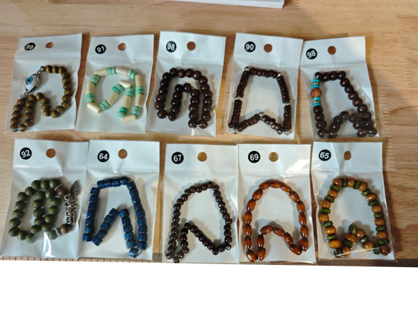 Verschiedene Armbänder aus Holz und Acryl