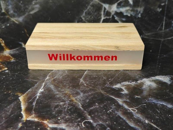 Holzbox mit Lichtleiste und Wunschtext