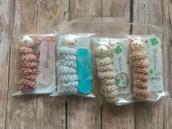 Handgehäkeltes Glückswürmchen aus Wolle mit niedlichem Holzkopf und Glücksanhänger. Das perfekte kleine Geschenk als Glücksbringer für Geburtstag, Einschulung, Prüfung, Weihnachten oder einfach als liebevolle Aufmerksamkeit