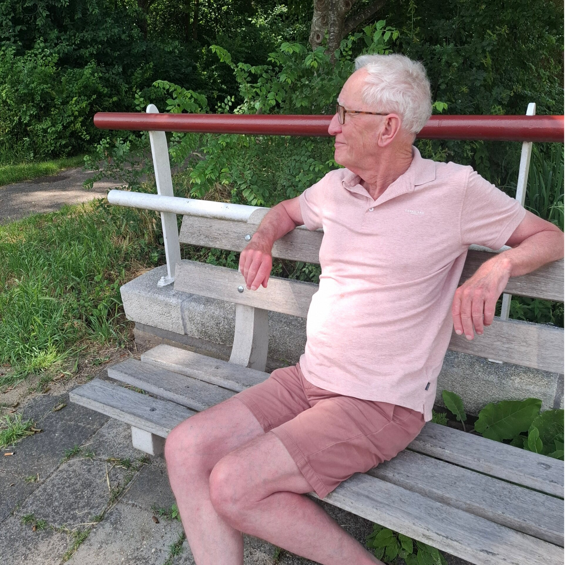 Marchal zit ontspannen op een bankje in het groen en kijkt naar de natuur. Blog over verbinding, aandacht en yoga van Praktijk de Balans in Alkmaar.