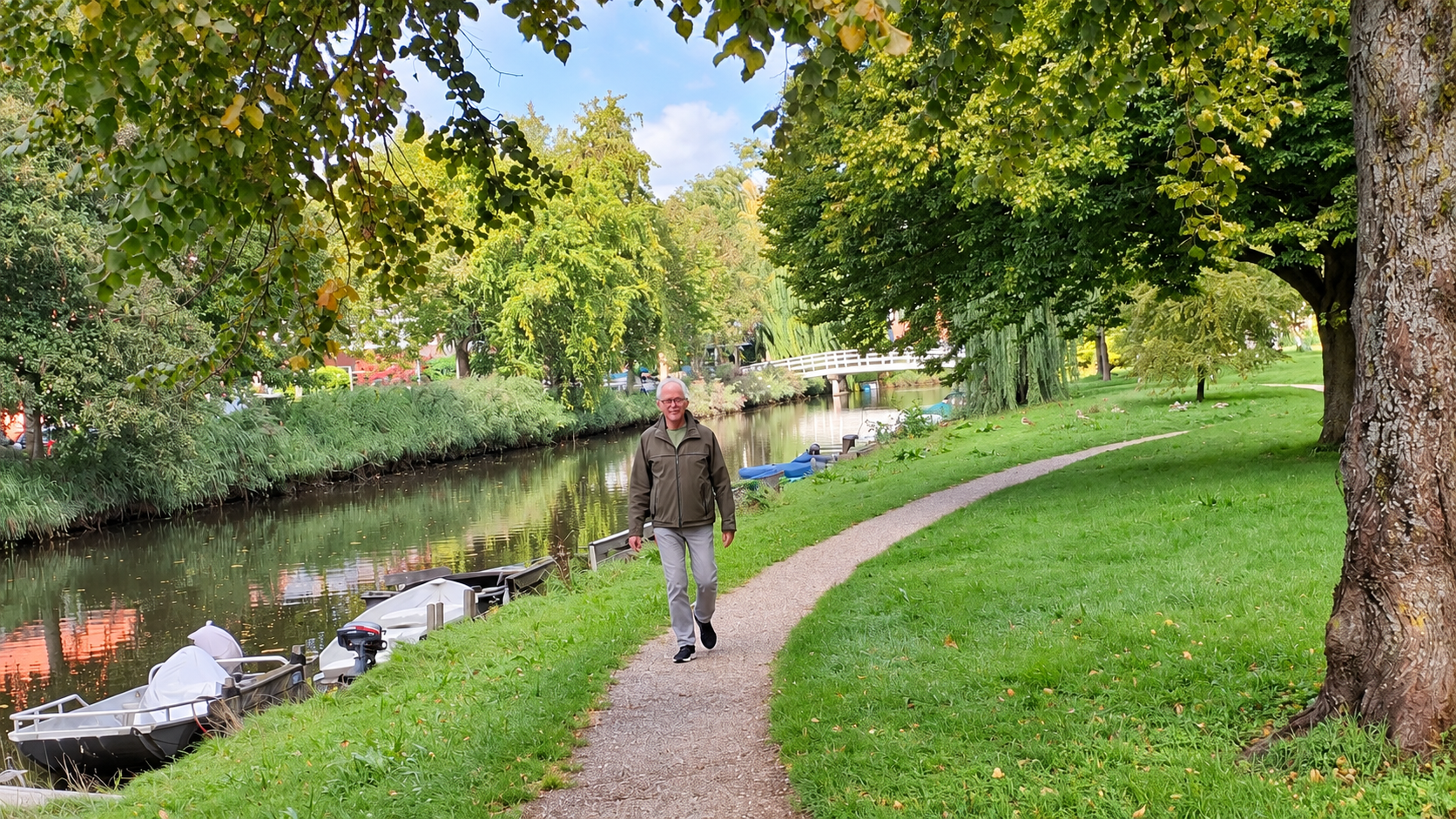 Marchal wandelt langs het water in Alkmaar om spanning in nek, schouders en rug los te laten