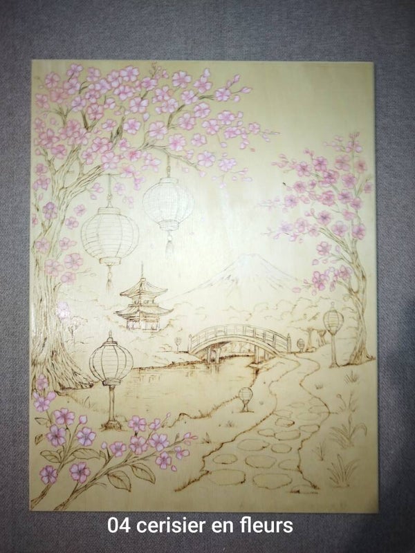 Tableau pyrogravé sur bois – Cerisier japonais en fleurs – Contemplation