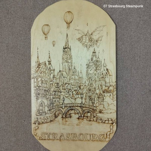 Tableau pyrogravé sur bois – Strasbourg Steampunk