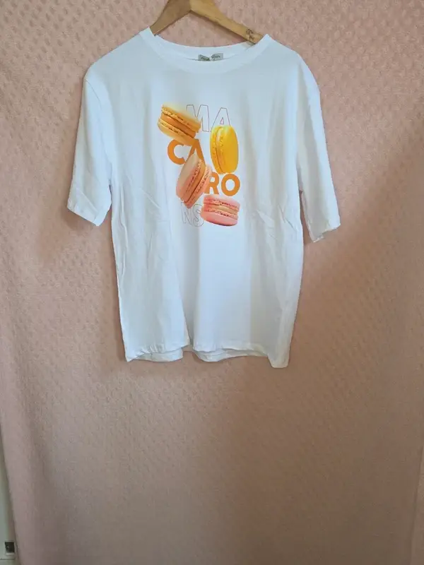Nieuw wit T-shirt macarons print – one size