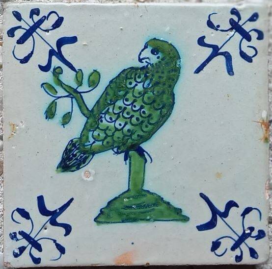 tegel-vogel-papegaai-swaen-17e-eeuw-13mrt2024-crop-standard.jpg