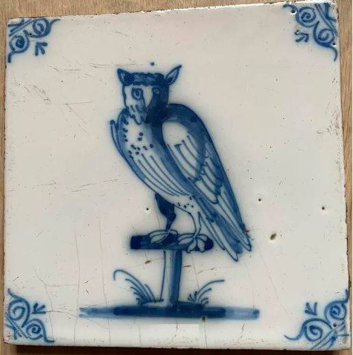 tegel-vogel-uil-op-kruk-1700-8jan2024-standard-xnmcfd.jpg