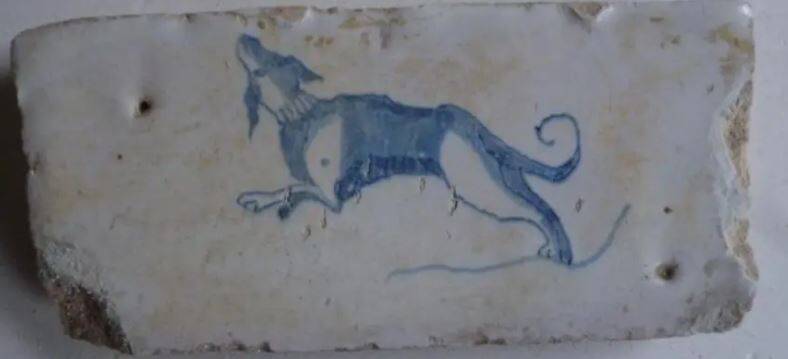 tegel-zoogdier-hond-randtegel-17e-eeuw-17jan2024-standard.jpg