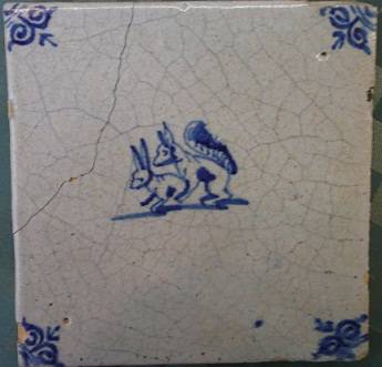 tegel_eekhoorn_parend_met_konijn1_011_80.jpg