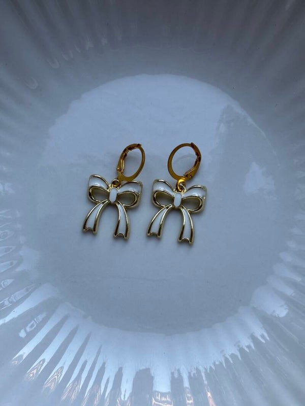 Witte strikjes oorbellen