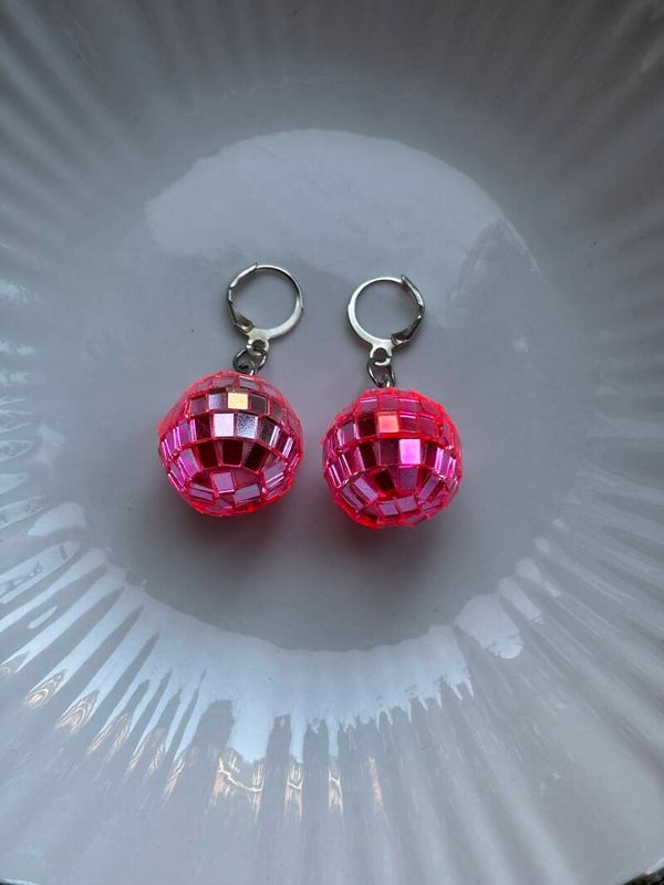 Roze discobal oorbellen