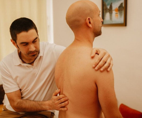 "alt=salvadorcherchantlendroitdouloureuxsurunpatien"