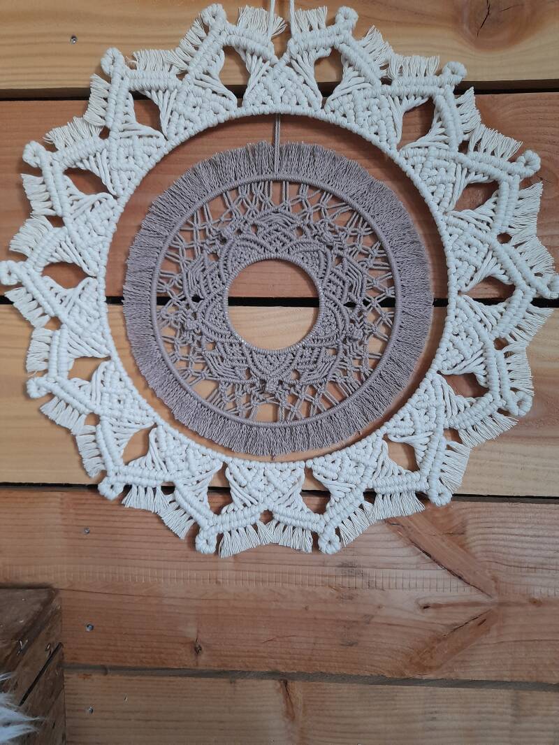 Model Indi in combinatie met Model Gigi / € 40,- / kleur: Almond en Taupe 