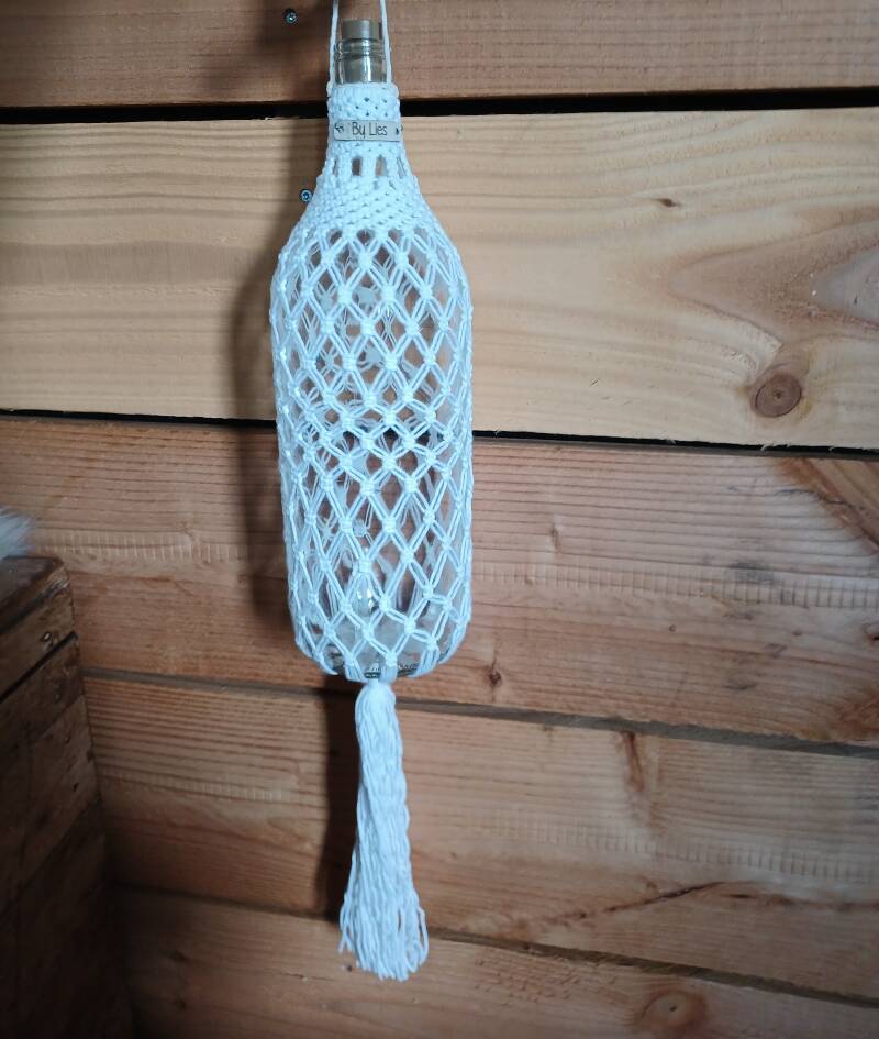 Model Bera € 15,- / 35x13 cm wit hangend