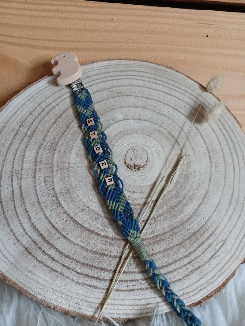 Model Mika, € 12,- / 2mm / green blue / met tekst &quot;stoer&quot; en keuze uit diverse soorten klemmen 