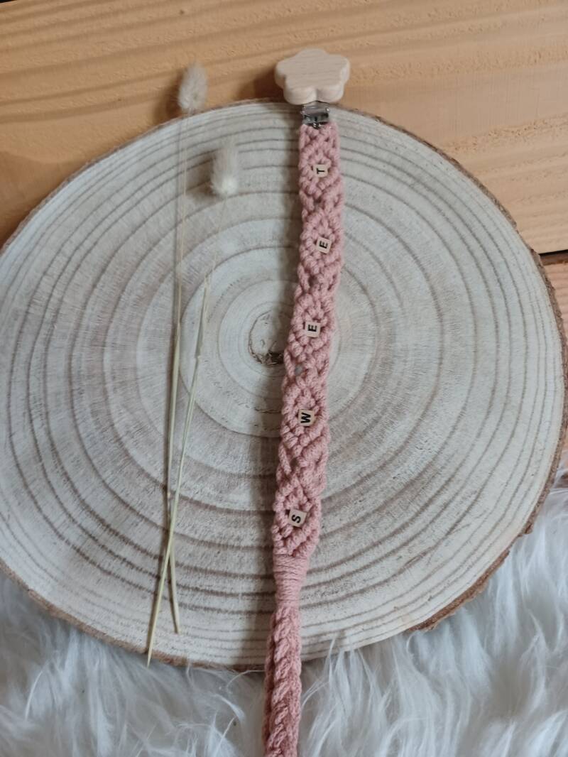 Model Issa, € 12,- / 2mm / pink / met tekst &quot;sweet&quot; en keuze uit diverse vormen klemmen 