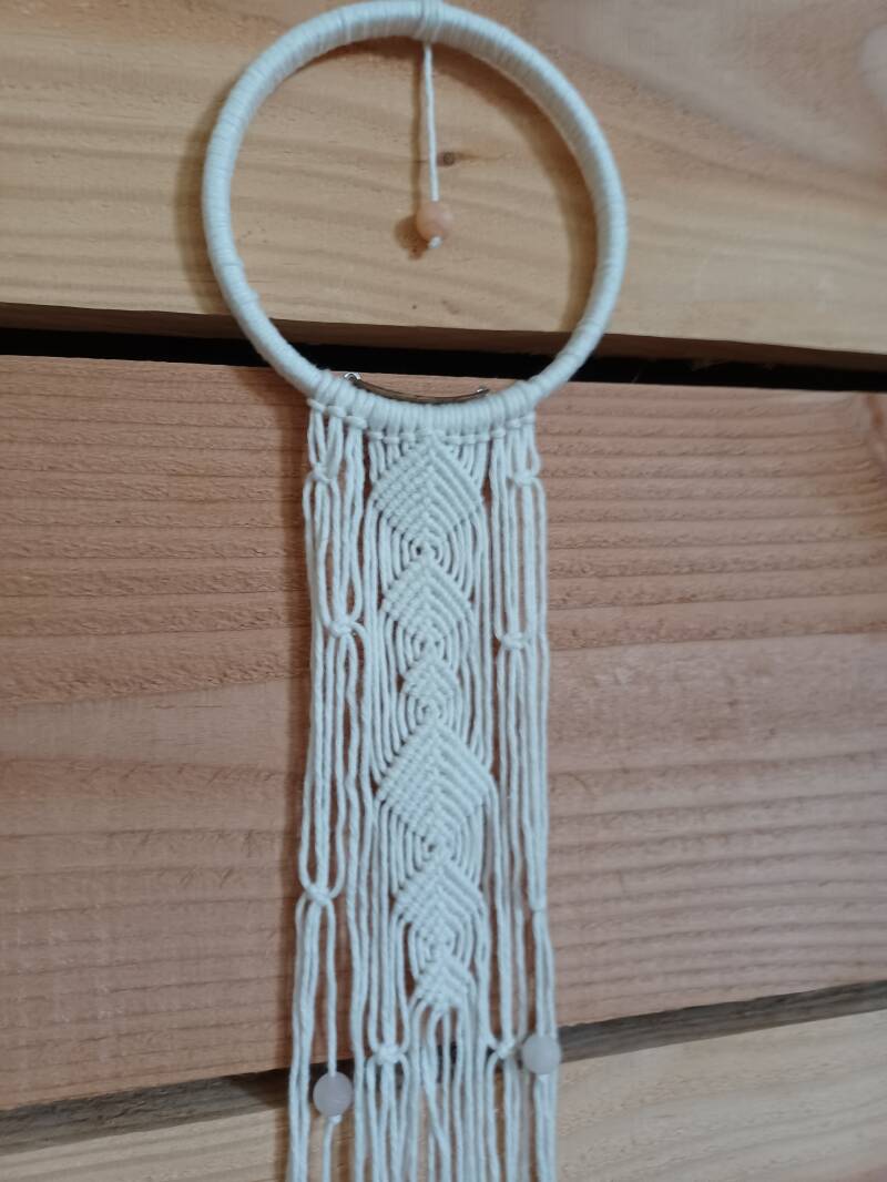 Model Alen € 15,- wit goud met Aventurijnkralen (voor zelfvertrouwen)