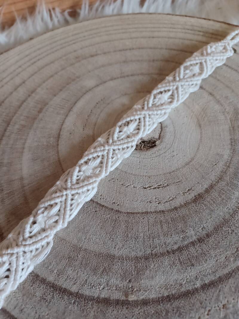 Model Alda € 10,- totaal 35cm, verschillende afwerkingen: met klosje, met pompom, met paperclip, met kralen.