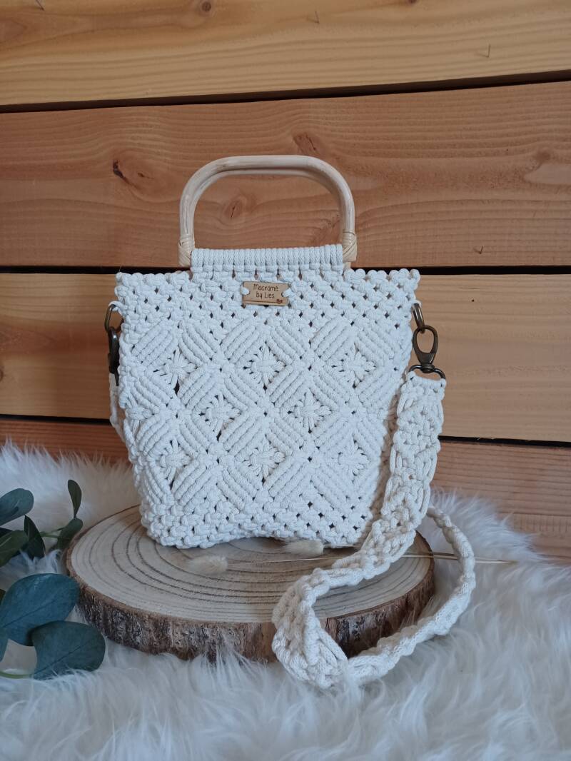 Model Anas 3: € 60,- met magneetclip en schouderband