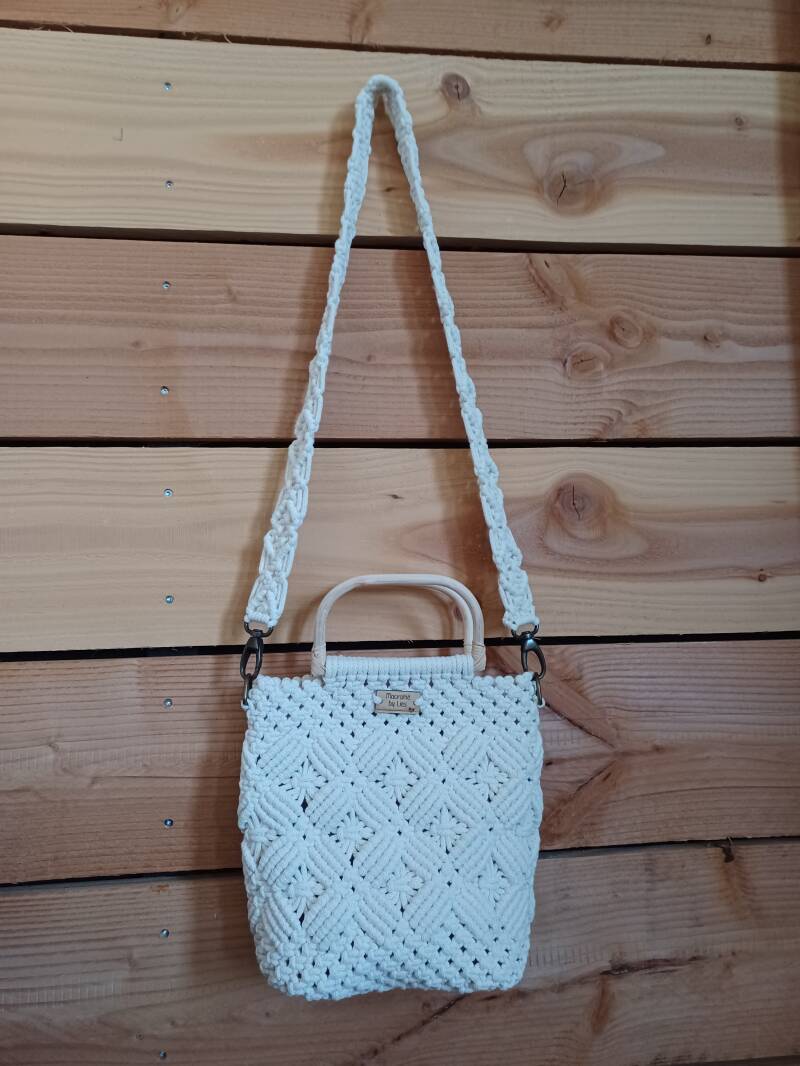 Model Anas 3: € 60,- / 35x25x10 cm / ander handvat, langer, magneetclip en schouderband