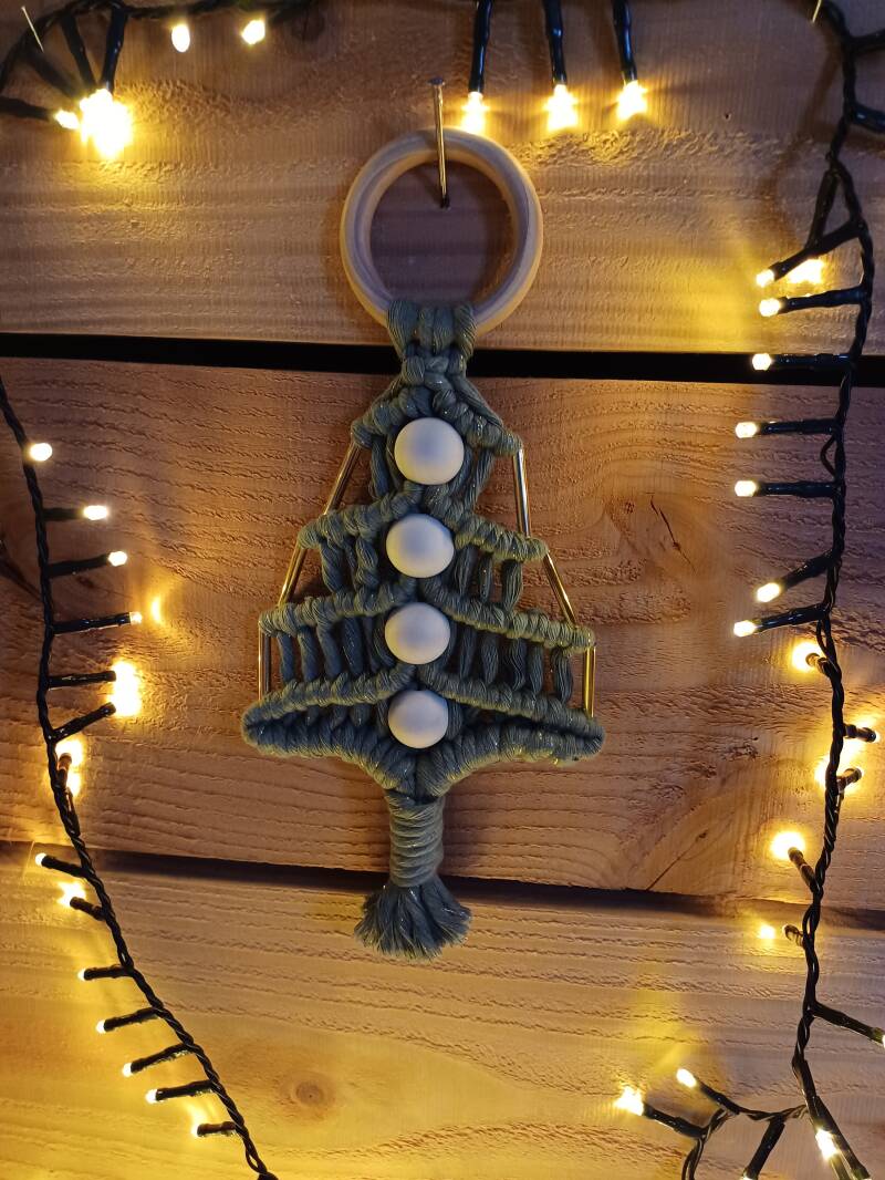 Model Jingle: € 12,50 / 5 mm met houten ring, houten kralen en goudstaven. 