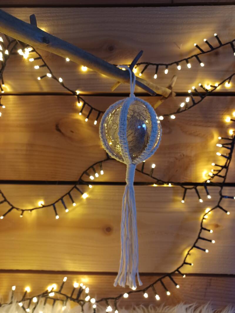 Model Bright: € 5,50 per stuk/ transparante kerstbal gevuld met pampas, 9 cm doorsnede, 29 cm lang (Foto 1/2)