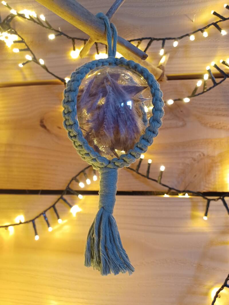 Model Happy € 5,50 per stuk/ transparante kerstbal gevuld met kattenstaart pampas en lagurus. 9 cm doorsnede en 23 cm lang (Foto 1/2)