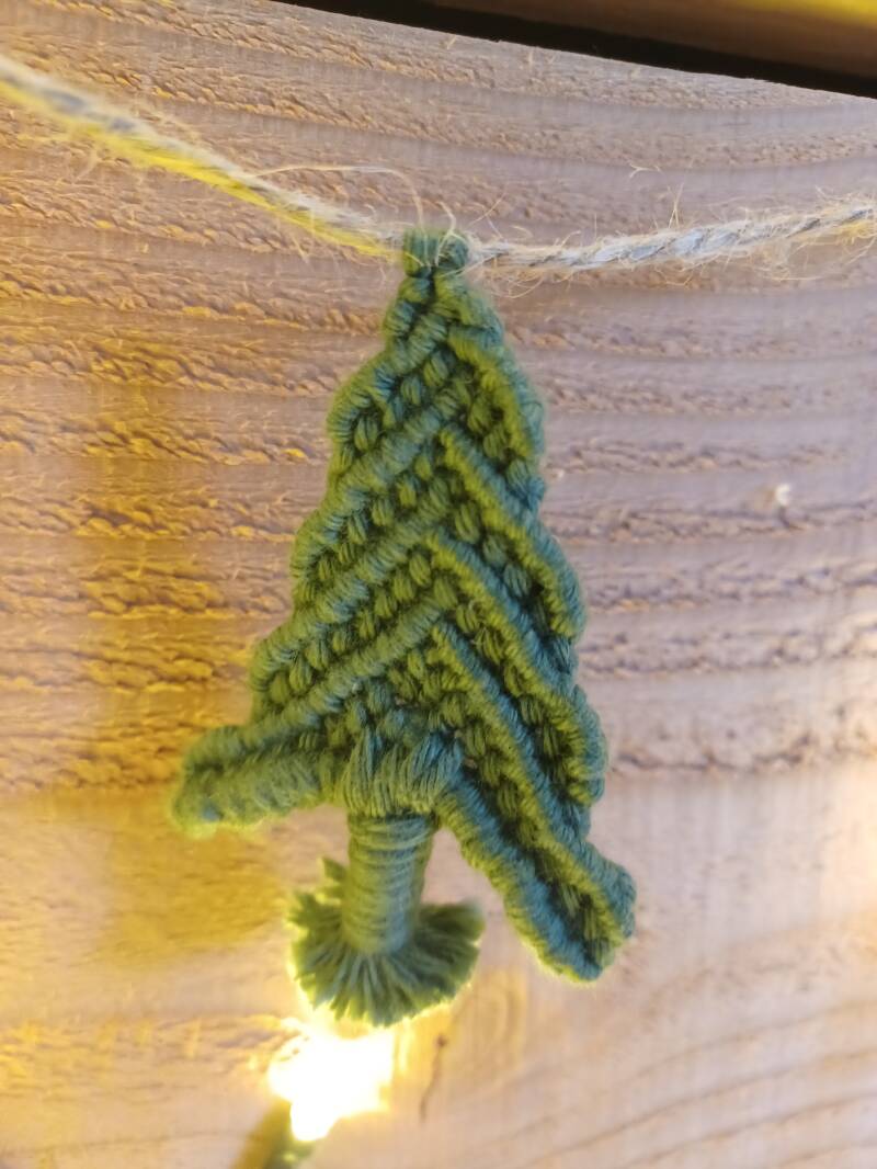 Model Winter: € 15,- / kleur: donker en lichtgroen / met houten kralen ertussen + € 2,50 (Foto 2/2)