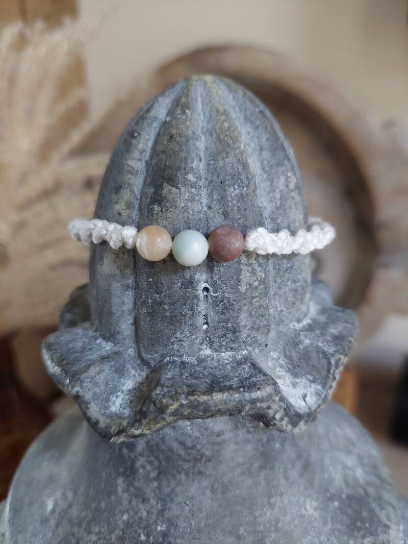 Model 103 € 10,- / wit / natuursteen: 3x Amazoniet 