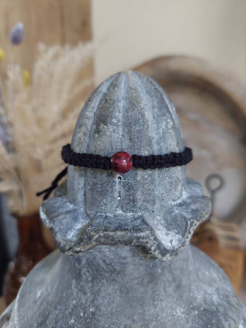 Model 107 € 9,- / zwart / natuursteen: rode Labradoriet 