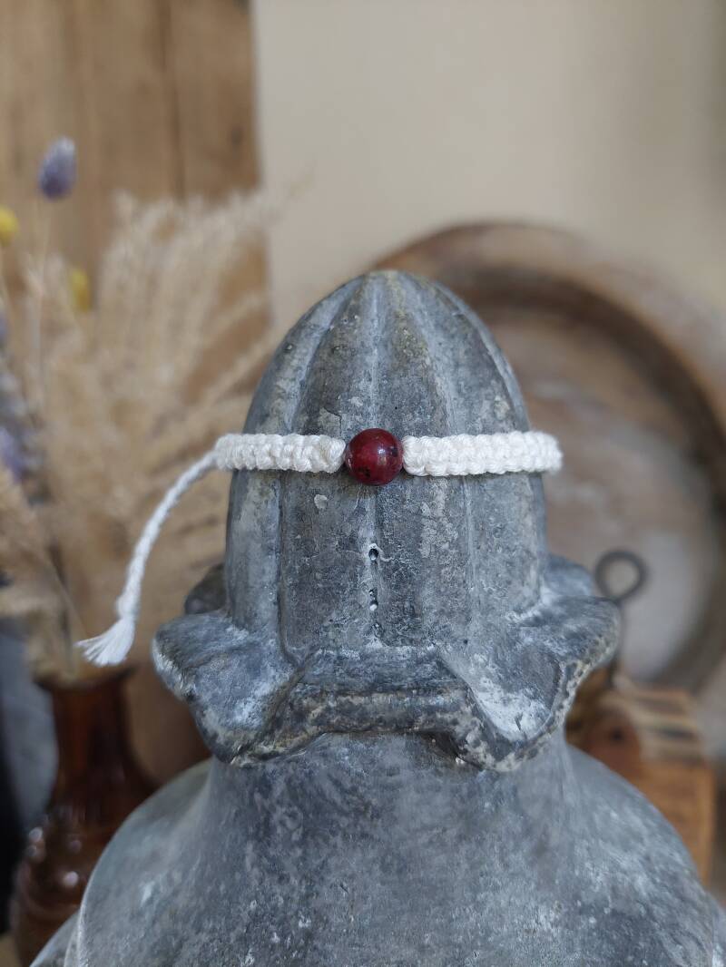 Model 107 € 9,- / wit / natuursteen: rode 