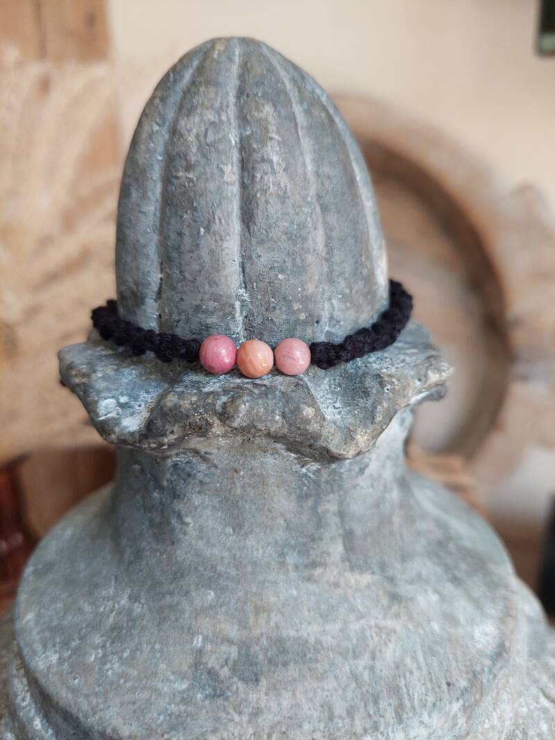 Model 103 € 10,- / zwart / natuursteen: 3x Rhodoniet