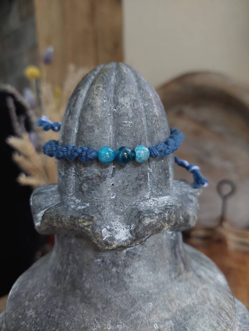 Model 103 € 10,- / blauw / natuursteen: 3x Apatiet 