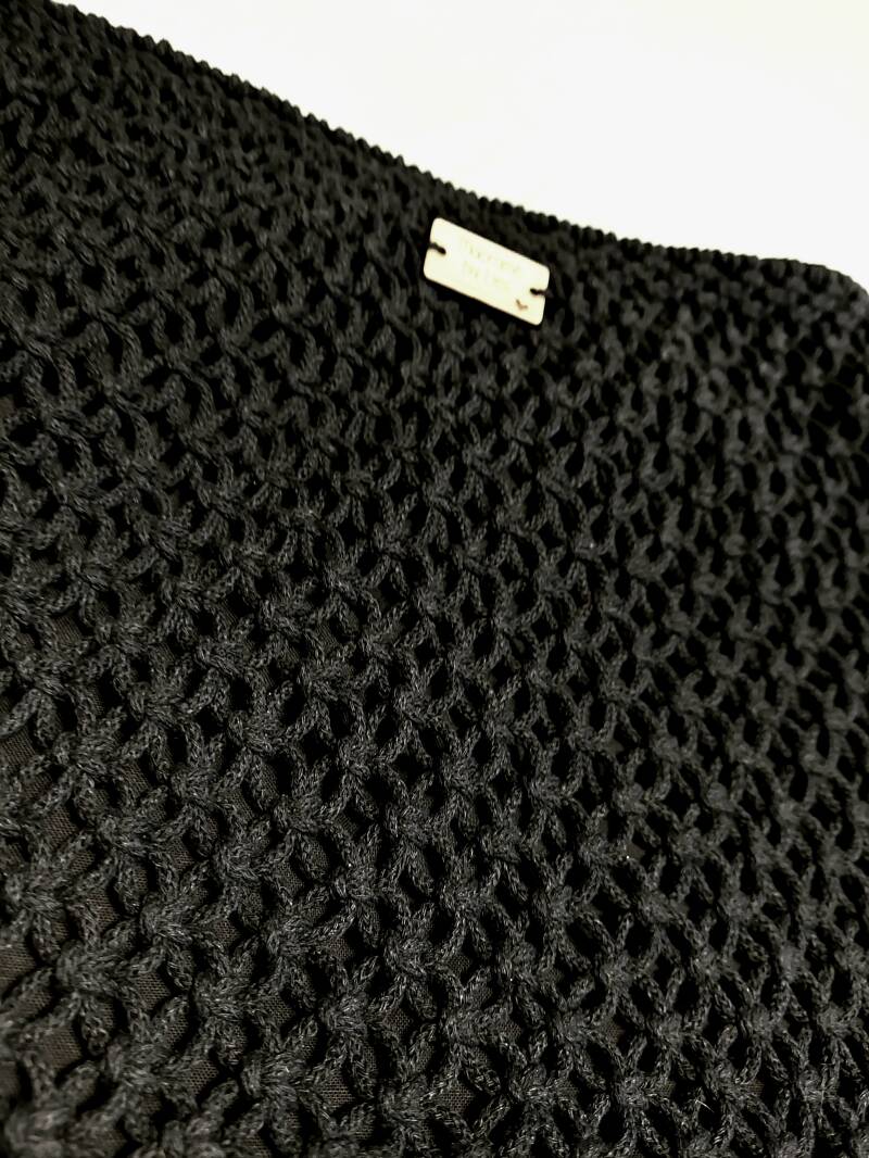 Model Nikki € 40,- zwart 50x50 cm